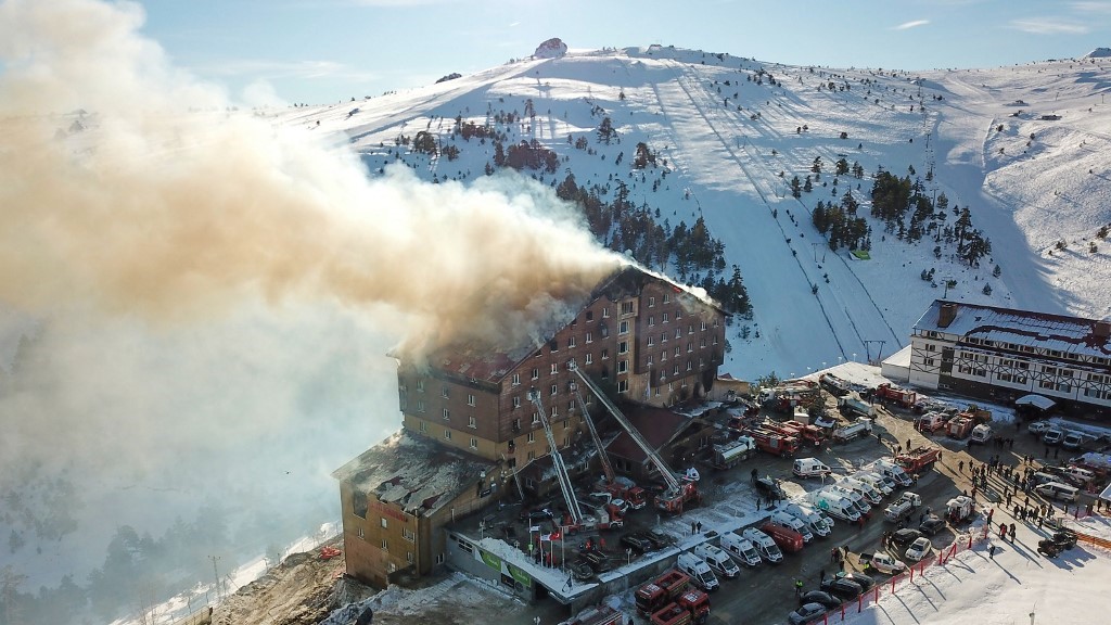 Decenas de muertos en incendio de hotel en estación de esquí en el centro de Turquía
