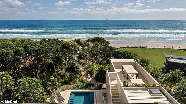 Esta casa palaciega en la playa de pertenencia en Byron ha subido a la venta