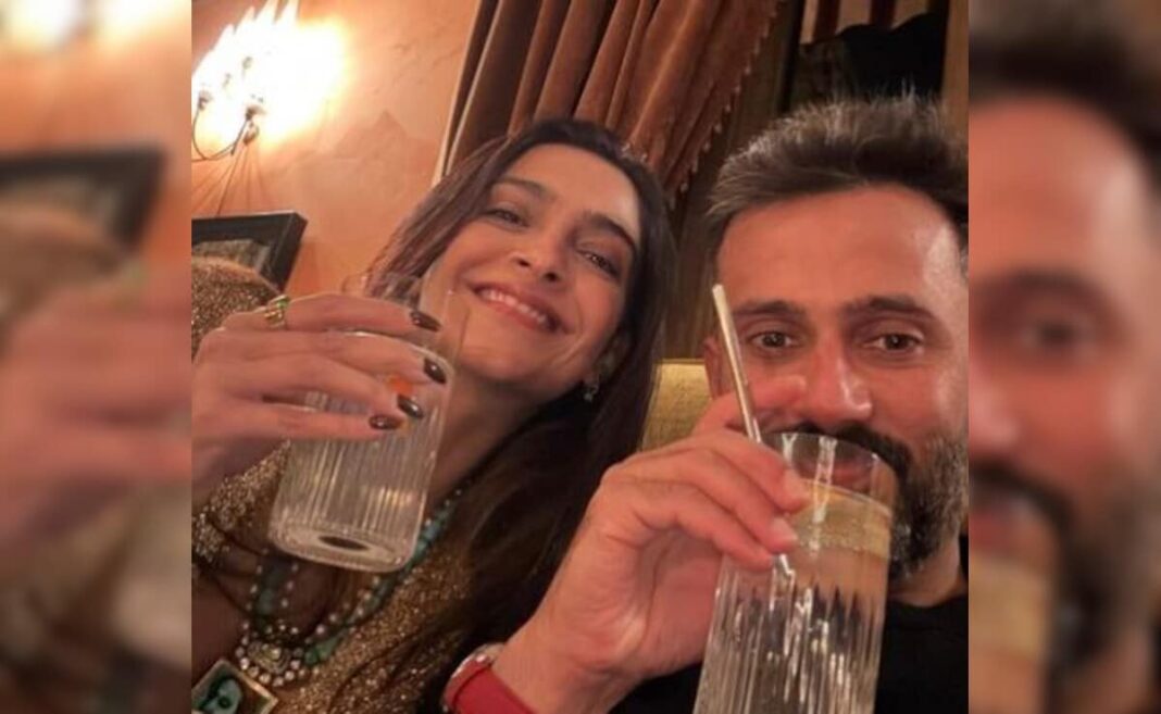 Dentro de las celebraciones de año nuevo de Sonam Kapoor y Anand Ahuja. Bono - Vayu
