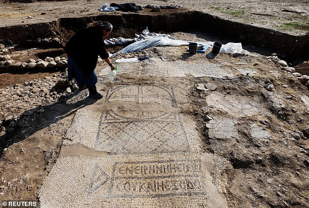 Descubierto antiguo mosaico con versículo de la Biblia que 'bendice a todos los que lo leen'
