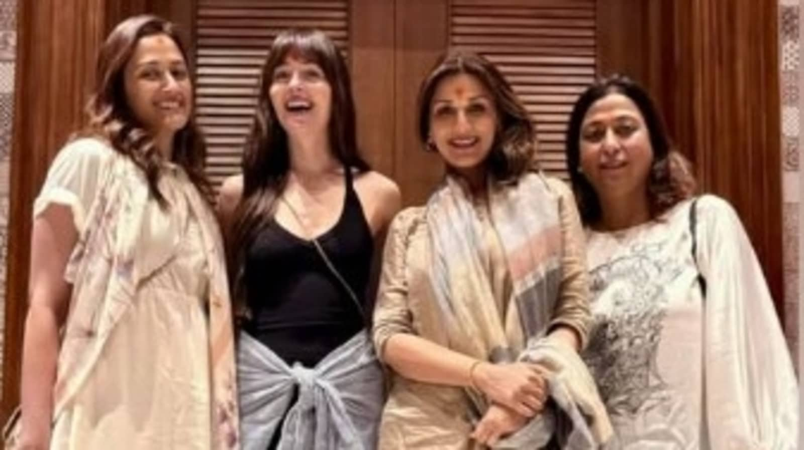 Después del templo Siddhivinayak, Dakota Johnson visita la tienda Sabyasachi con Sonali Bendre y Gayatri Joshi
