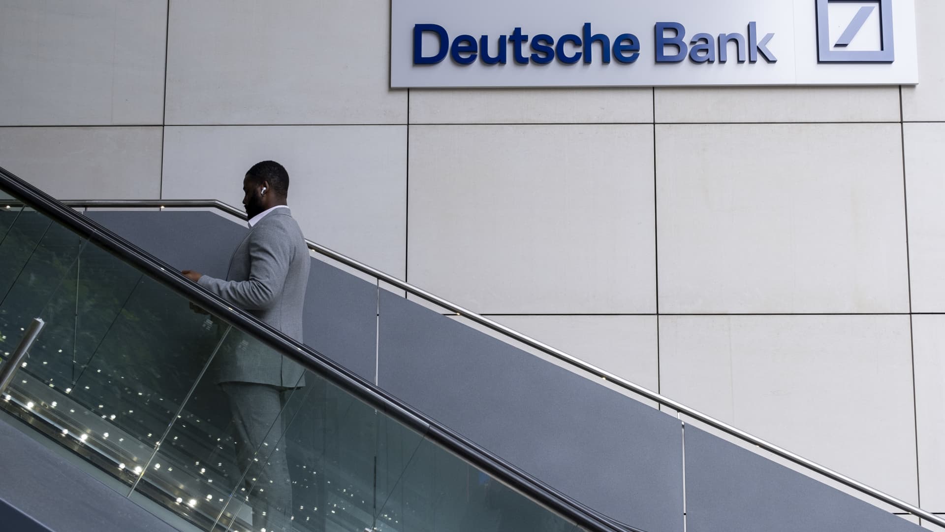 Deutsche Bank publica el objetivo de costo de costo de la ganancia del cuarto trimestre más pronunciada de lo esperado.
