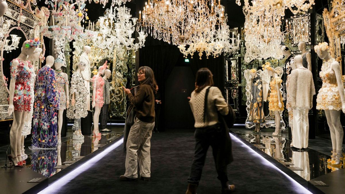 Dolce & Gabbana hace historia con su primera exposición en París
