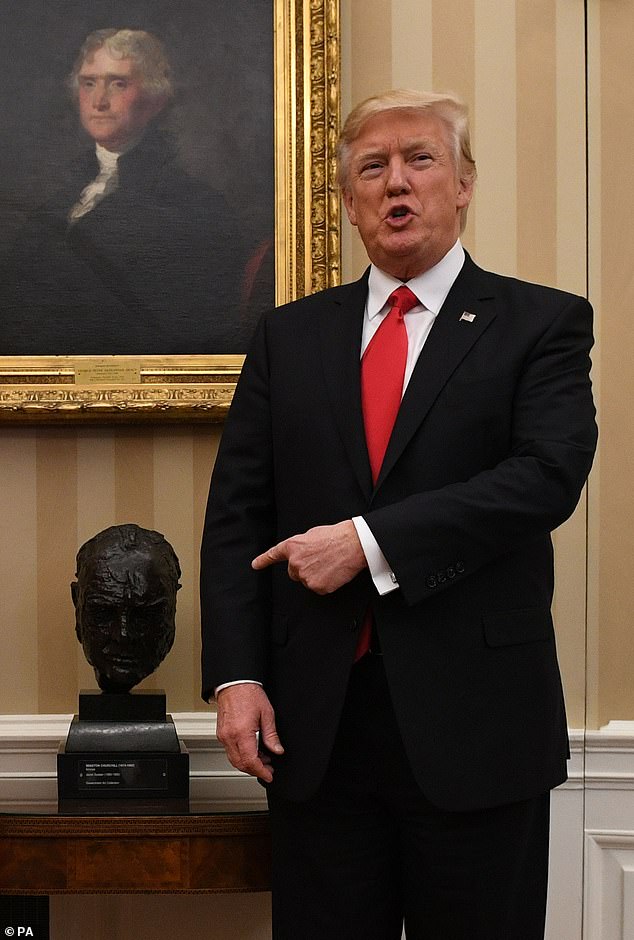 Trump restauró el busto de Winston Churchill a su posición original cerca de la chimenea que fue retirada durante las presidencias de Obama y Biden. Trump aparece en la foto en 2017