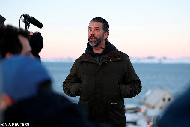 Donald Trump Jr. llamó a su padre por teléfono mientras pasaba a almorzar con lugareños en Nuuk, Groenlandia, el martes.