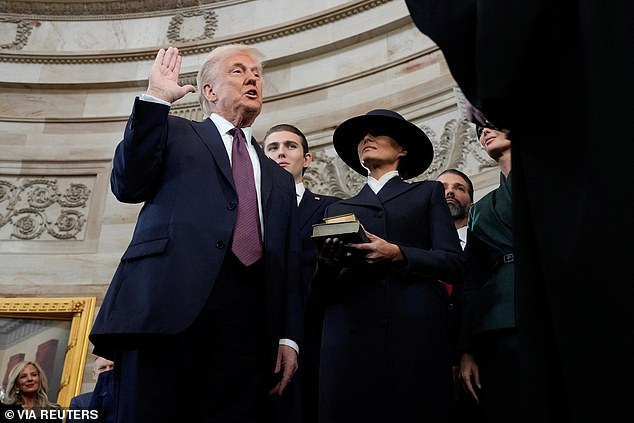 Donald Trump presta juramento como presidente número 47 de los Estados Unidos ante el presidente del Tribunal Supremo, John Roberts, mientras Melania Trump sostiene la Biblia durante la 60.a inauguración presidencial en la rotonda del Capitolio de los Estados Unidos en Washington, el lunes 20 de enero de 2025.