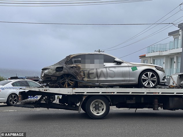 Varios automóviles estacionados en Military Road en Dover Heights fueron pintados con aerosol con lemas antisemitas y dos fueron incendiados alrededor de las 4 am (en la foto)