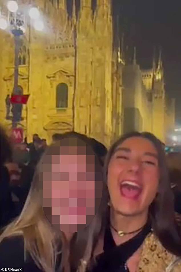 Laura Barbier (derecha), de 20 años, estudiante de Lieja, en Bélgica, había viajado a Milán, Italia, con cinco amigos de entre 20 y 21 años para celebrar el Año Nuevo.