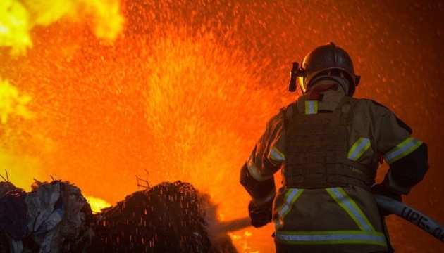 Dos edificios se incendiaron en Chernihiv como resultado de la explosión de drones rusos
