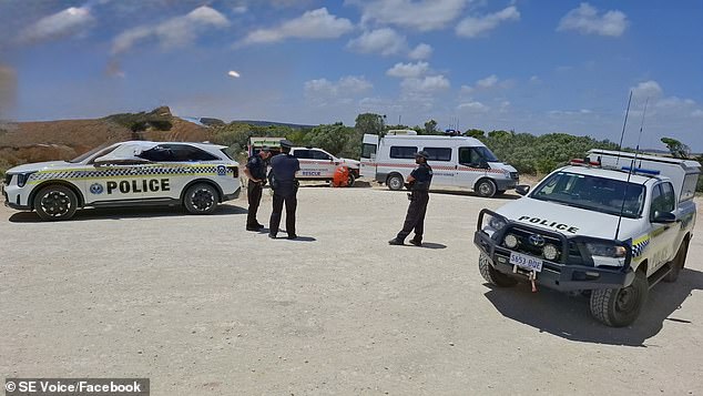 Dos hombres se ahogaron después de que su barco volcara frente a la costa caliza del sur de Australia. En la foto aparece la policía en la escena cerca de Point Connor.