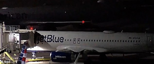 Se descubrió que este vuelo de JetBlue tenía dos cadáveres en la rueda mucho después de volar desde el aeropuerto JFK de Nueva York al aeropuerto internacional de Fort Lauderdale el lunes por la noche.