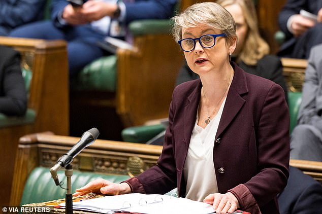 Yvette Cooper, en la foto, anunció cinco revisiones locales en ciudades gravemente afectadas, mientras el Partido Laborista dio marcha atrás después de insistir previamente en que no se necesitaban nuevas investigaciones.