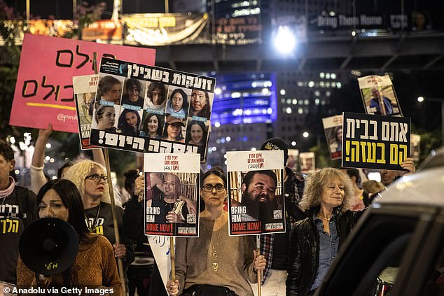 Familiares de rehenes israelíes en Gaza se reunieron ayer frente al Ministerio de Defensa para realizar una manifestación exigiendo un alto el fuego y un acuerdo de intercambio de rehenes en Gaza.