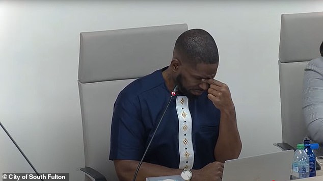 El alcalde de South Fulton South Fulton, Khalid Kamau, salió de una reunión del consejo municipal mientras los residentes furiosos lo interrogaron sobre el uso de una tarjeta de crédito de la ciudad para compras lujosas