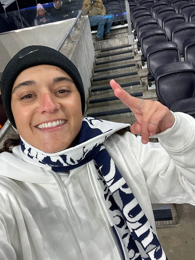 La aficionada del Tottenham Hotspur, Emily Damari, de 28 años, se encuentra entre las cinco mujeres y dos niños que encabezan la lista que publicará Hamás.