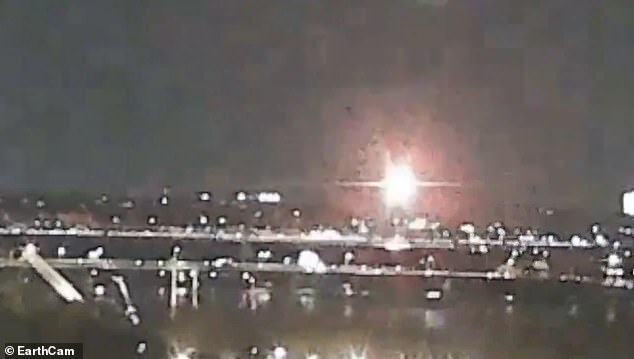 El dramático video de Earthcam muestra que los dos aviones chocan antes de caer sobre el río