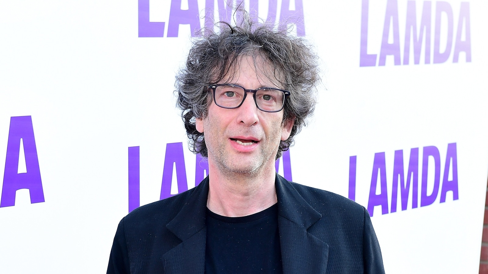 El autor Neil Gaiman niega las acusaciones de agresión sexual hechas por 8 mujeres y admite que está "lejos de ser una persona perfecta"
