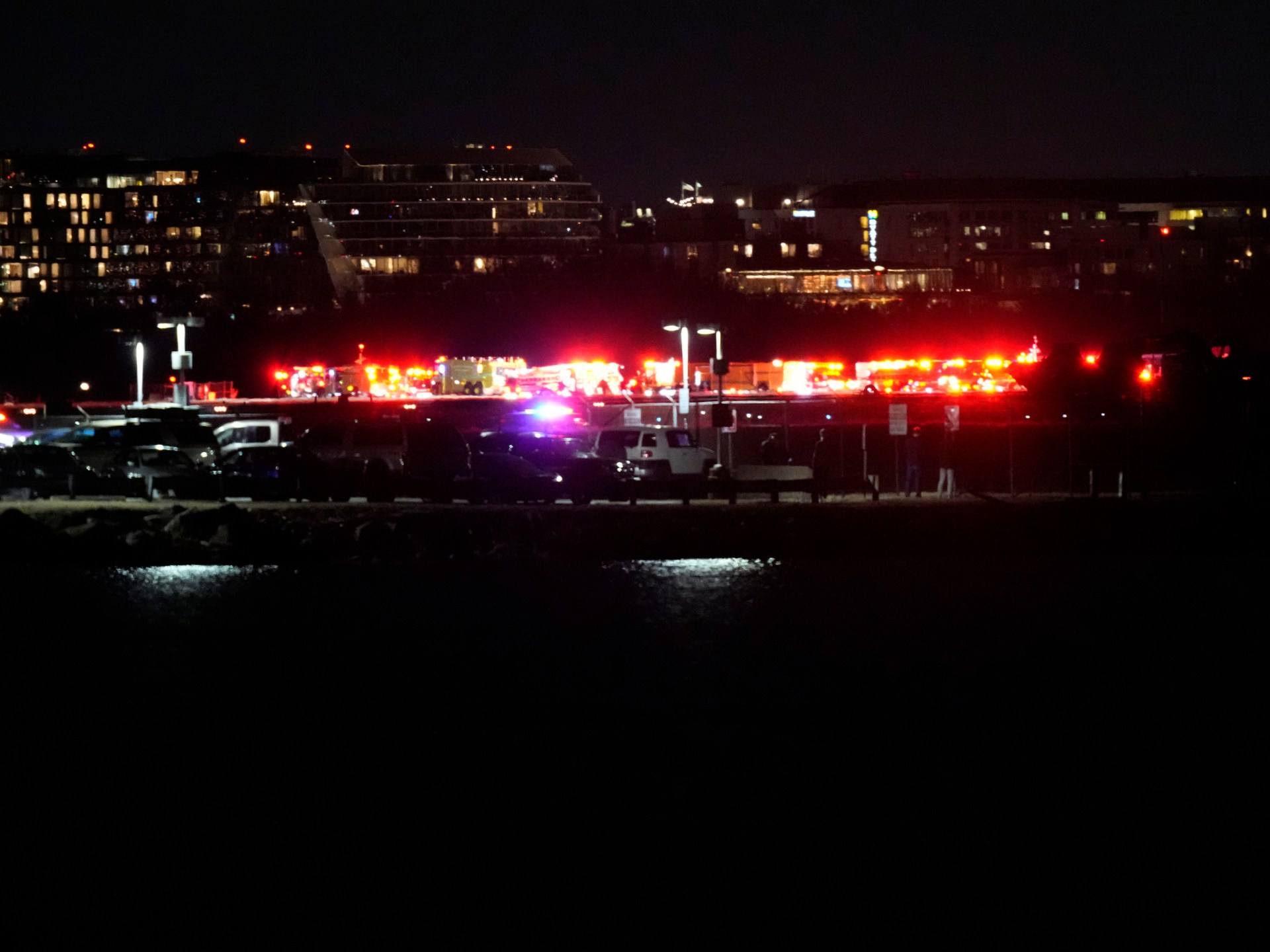 El avión choca con helicóptero en el aire en Washington, DC
