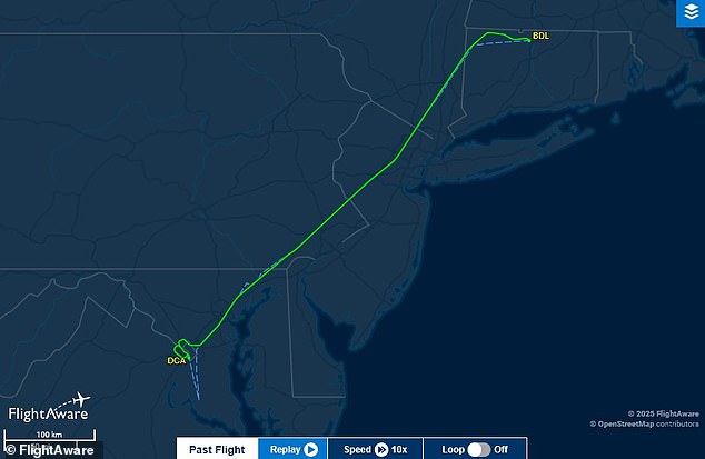 Los datos de Flightradar para el vuelo muestran que el avión había estado viajando desde Windsor Locks en Connecticut a la ciudad y tuvo que ganar dramáticamente la altitud poco después de descender al aeropuerto de Reagan National