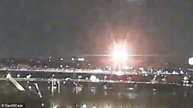 El video de una cámara de observación en el cercano Centro Kennedy muestra dos juegos de luces consistentes con los aviones que parecen unir en una bola de fuego