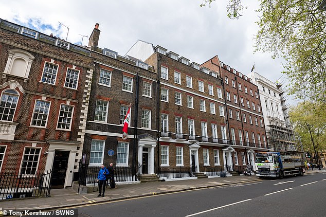 Vistas generales de Buckingham Gate en Westminster, que anteriormente fue coronada como la calle más cara de Londres con un precio de venta promedio de £9,633,333