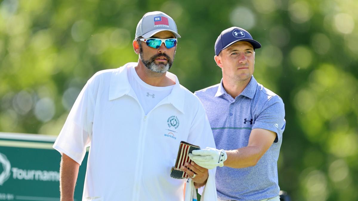 El caddie de Jordan Spieth salta sobre otra bolsa en The Sentry
