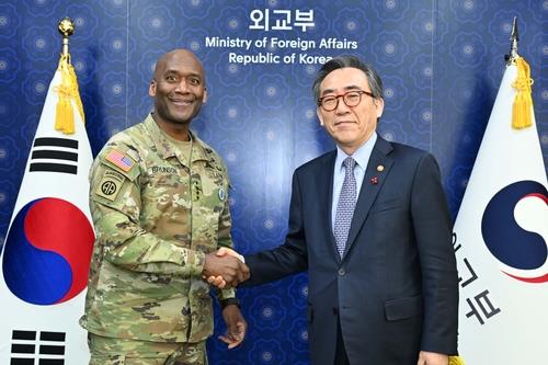 FM Cho discusses alliance, N. Korea with new USFK commander