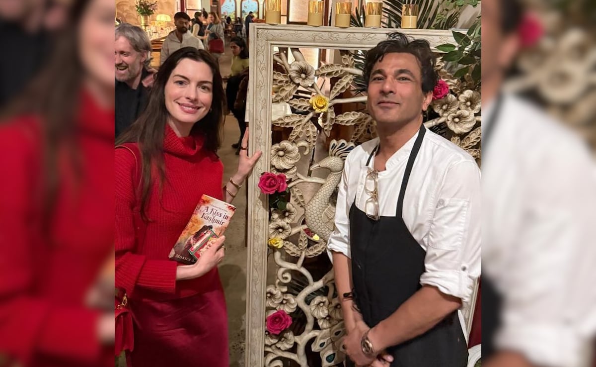 El chef Vikas Khanna canaliza su desi Core mientras regala jabón para sandalias Mysore a Anne Hathaway
