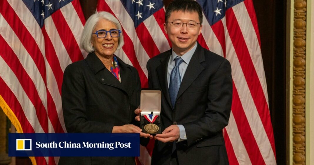 El científico estrella de edición genética nacido en China, Zhang Feng, reconocido con el máximo premio de EE. UU.
