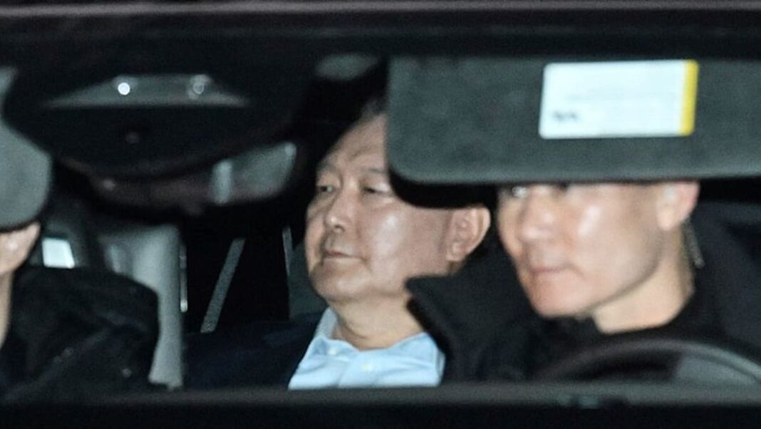 El desafiante presidente surcoreano se enfrenta a más interrogatorios y audiencia de juicio político
