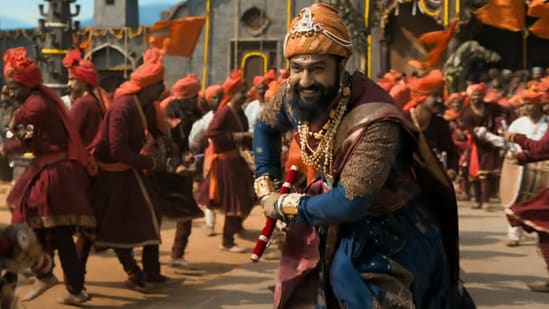 Vicky Kaushal realiza la danza lezim en el tráiler de Chhaava.