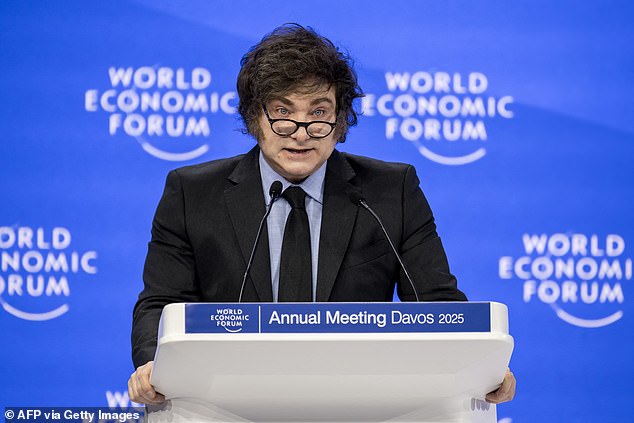 El presidente de Argentina, Javier Milei, se dirige a la audiencia durante la reunión anual del Foro Económico Mundial (WEF) en Davos el 23 de enero de 2025