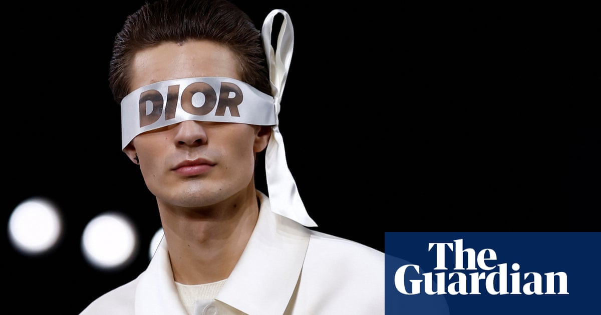 El diseñador británico de Dior, Kim Jones, le otorgó caballería en París
