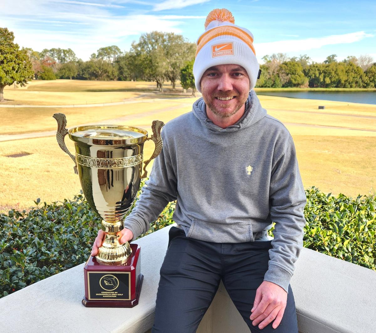 El entrenador asistente de golf de Vols, Payne Denman, lucha contra el frío y rompe récords en First Coast Amateur
