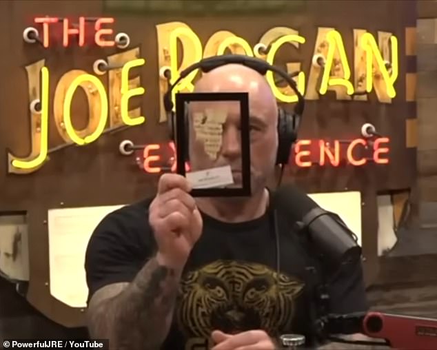 Huff le regaló a Rogan una réplica de la 