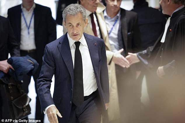 El ex presidente francés Nicolas Sarkozy se enfrentaba a hasta 10 años de prisión cuando compareció hoy ante el tribunal acusado de concertar un 