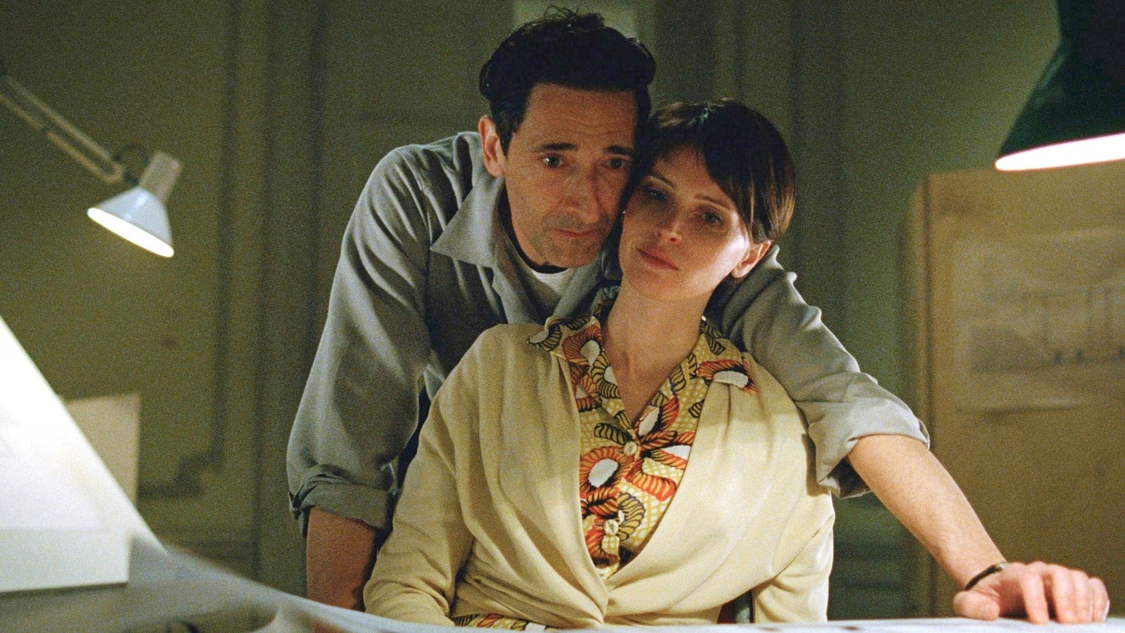 El favorito de los Oscar, The Brutalist, bajo fuego mientras el editor admite que la IA mejoró las actuaciones de Adrien Brody y Felicity Jones
