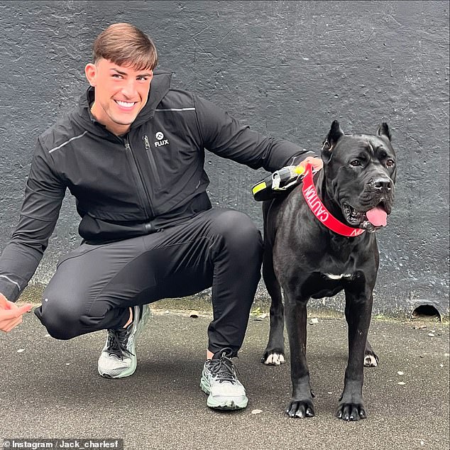 El ganador de Love Island, Jack Fincham, se muestra con su perro de bastón Corso