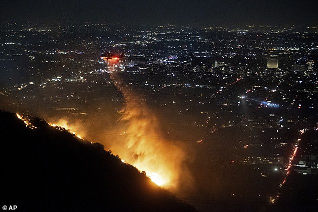 Un nuevo y feroz incendio forestal ha estallado en Hollywood Hills, provocando una evacuación masiva del icónico Hollywood Boulevard.