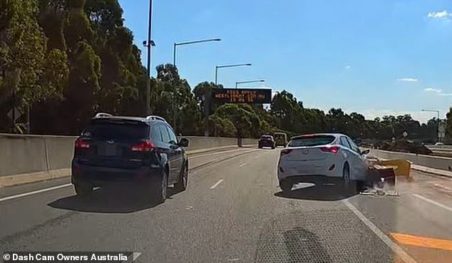 Las imágenes de la cámara del tablero mostraron el momento en que el Hyundai chocó de frente contra la barrera en el lado derecho de la autopista en un tramo de la M7.