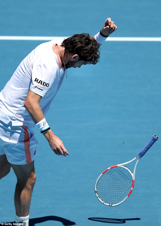 Cam Norrie pareció arrojar su raqueta en un ataque de rabia después de sufrir una derrota en sets corridos ante Facundo Díaz en el ASB Classic el martes.