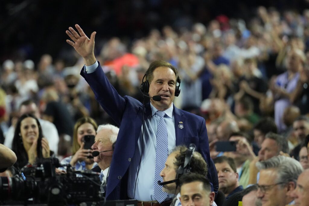 El legendario locutor Jim Nantz reproduce 'Name That Call' y reconoce instantáneamente cada una de sus llamadas de la NFL y la NCAA de las últimas 3 décadas
