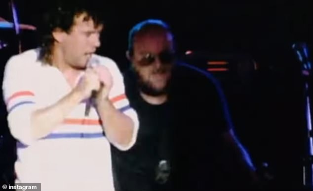 El legendario músico australiano Bruce Howe ha muerto a los 77 años después de una larga batalla de cáncer. Foto en el escenario con Jimmy Barnes (izquierda)