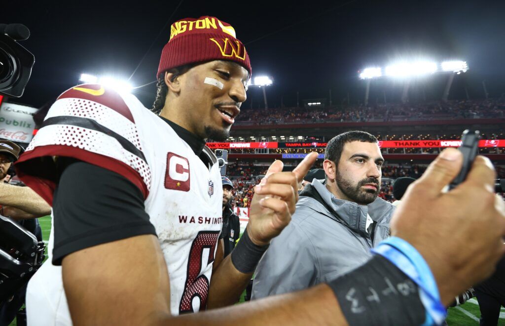 El mariscal de campo estrella de Commanders, Jayden Daniels, celebró su primera victoria en los playoffs con dos caras familiares
