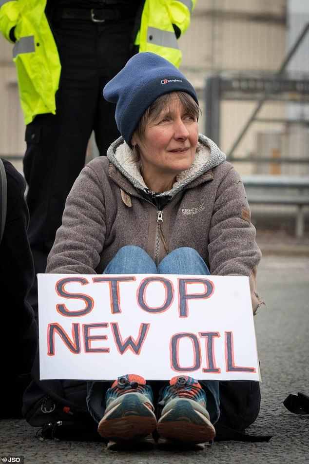 La Dra. Sarah Benn aparece aquí participando en una protesta climática frente a la terminal petrolera de Kingsbury en Warwickshire.