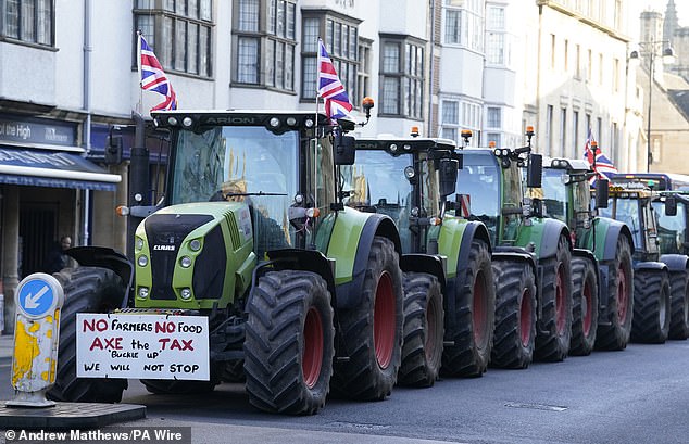 Alrededor de 20 tractores formaron hoy un bloqueo alrededor de la entrada a la Conferencia Agrícola de Oxford mientras los agricultores protestaban por las reformas del impuesto a la herencia planificadas por los laboristas.