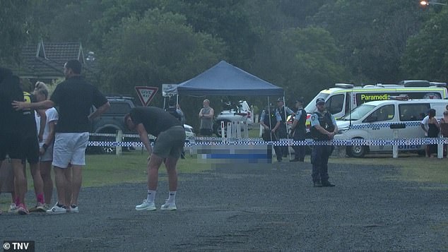 Un hombre murió en una popular playa de la costa central de Nueva Gales del Sur frente a espectadores conmocionados.