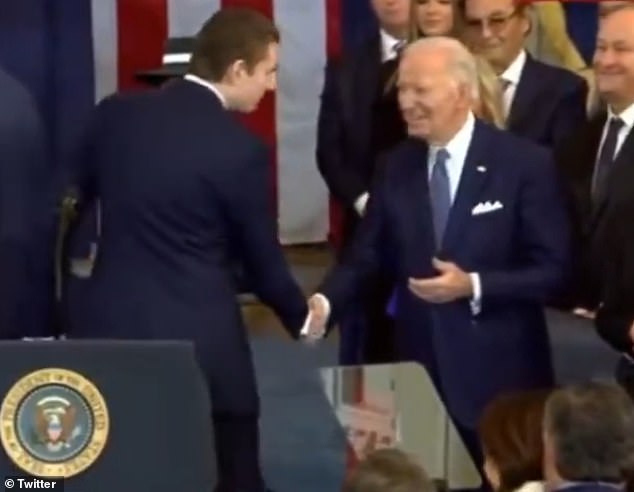 Un video que capturó el momento en que Barron Trump pareció susurrar un misterioso comentario al oído del expresidente Joe Biden durante la toma de posesión de su padre ha generado dudas.