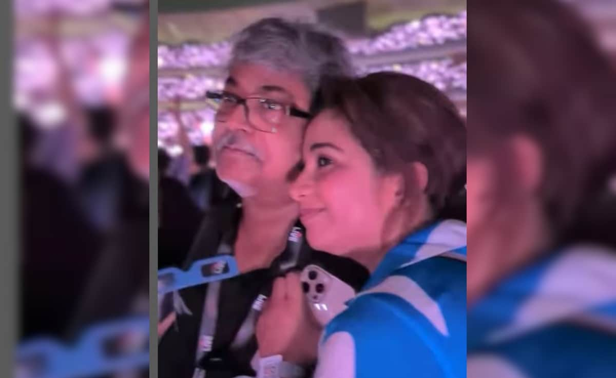 El momento lloroso de Shreya Ghoshal mientras asiste al concierto de Coldplay en Mumbai con su padre de 70 años
