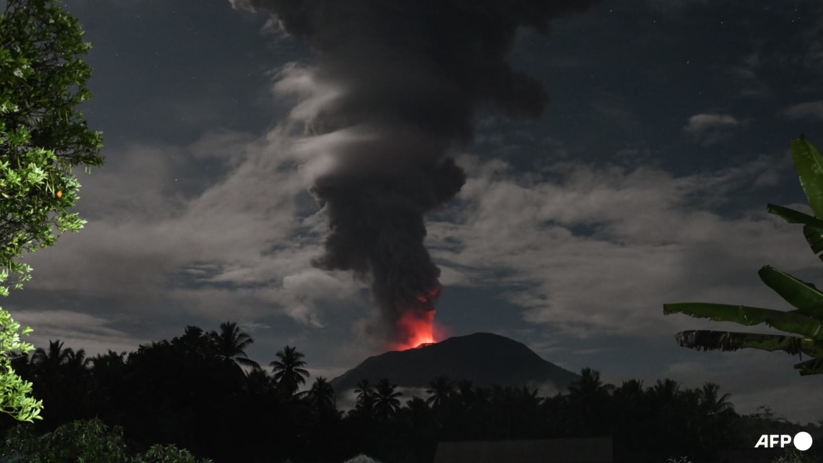 El monte Ibu de Indonesia entra en erupción y arroja lava caliente y humo
